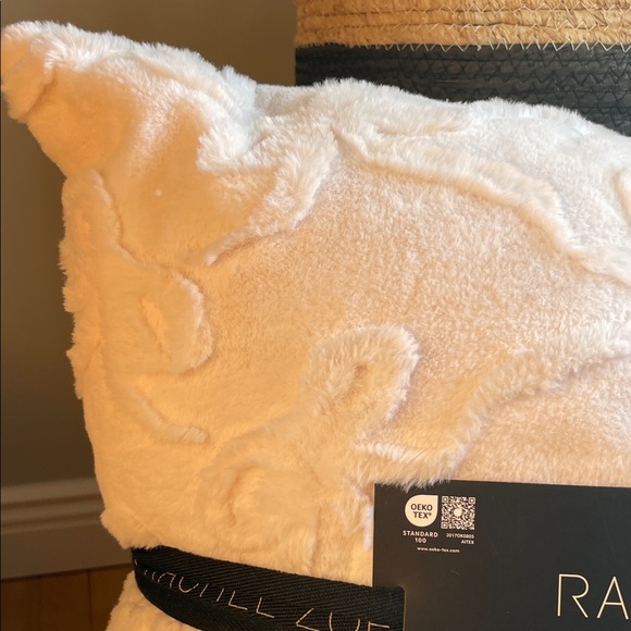 🎀Rachel Zoe Cream Plush Luxurious Faux Fur Pillow Duo with Bow Pattern 🎀 - Picture 10 of 16
